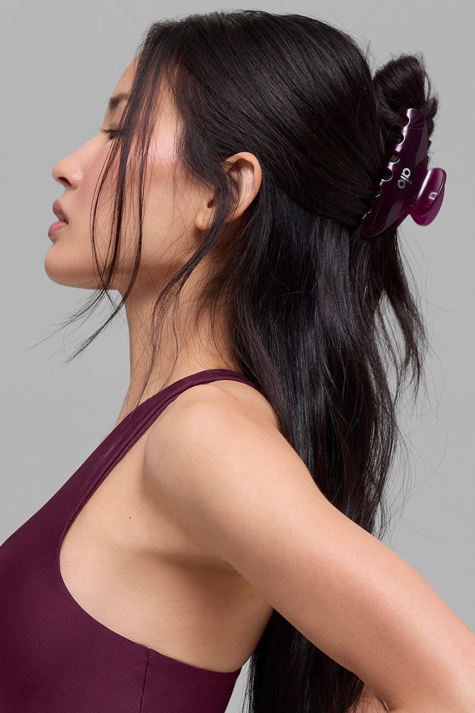 90's Claw Clip - Burgundy Clear - Image 4